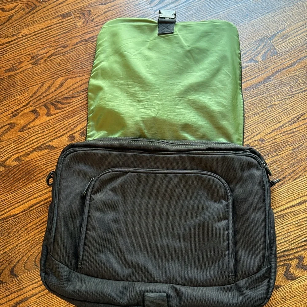 Targus black multi-zipper pockets padded laptop messenger bag.